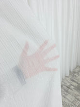 Perdea Frank albă cu sidef argintiu in model vertical, material plin ca textura